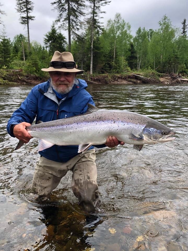 Marc LeBlanc parle de son métier avec la sagesse et l’humilité de celui qui connaît toute la force et la résilience de la nature sauvage. Guide de pêche au saumon depuis plus de 45 ans, il est également guide de chasse au chevreuil et à l’orignal.