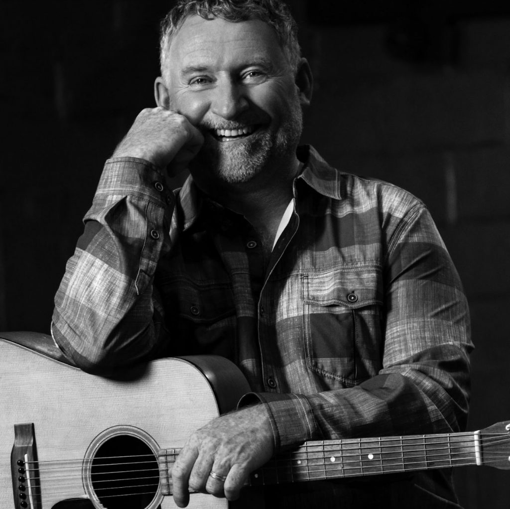 Avec près de 20 ans de carrière, 14 albums et des dizaines de milliers de kilomètres parcourus sur la route des festivals et des salles de spectacles du Québec et du Canada, Irvin Blais est ni plus ni moins qu’un phénomène de la musique country.