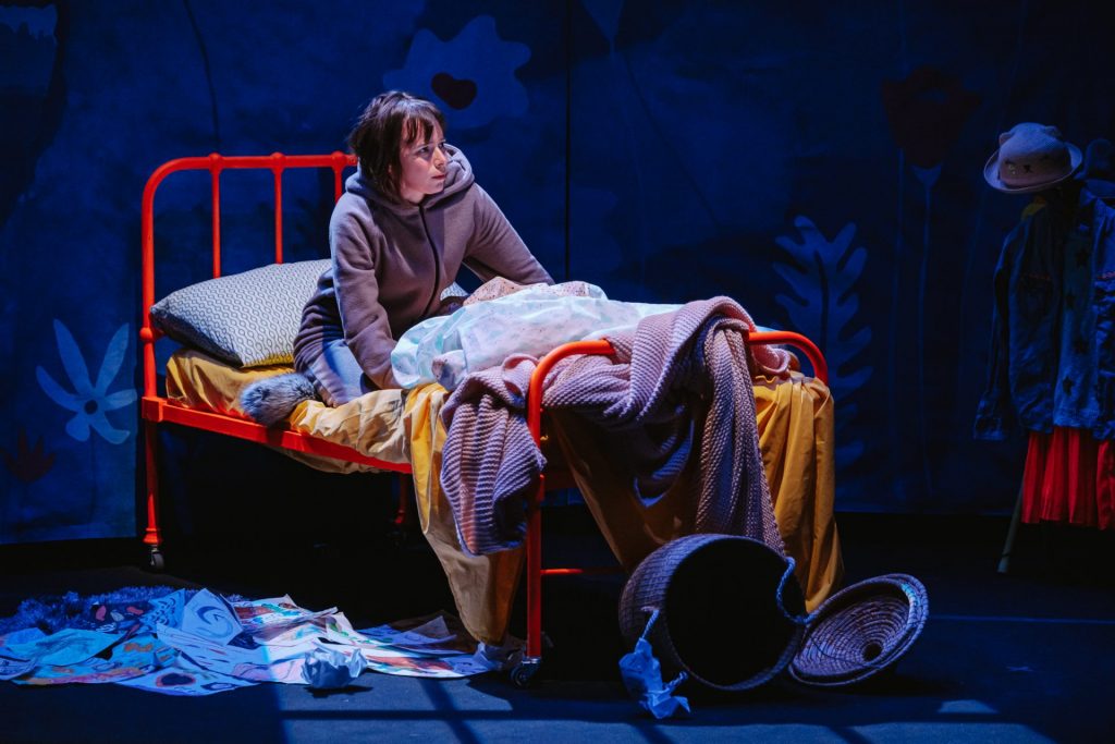 Lou dans la nuit, du Théâtre des Confettis, s’arrête à Gaspé le 10 novembre et est offert en Matinée scolaire. La pièce nous présente Lou, une petite fille de sept ans qui connait sa maison comme le fond de sa poche. Mais à la nuit tombée, un bruit la réveille et, soudainement, la noirceur transforme le familier en mystérieux.