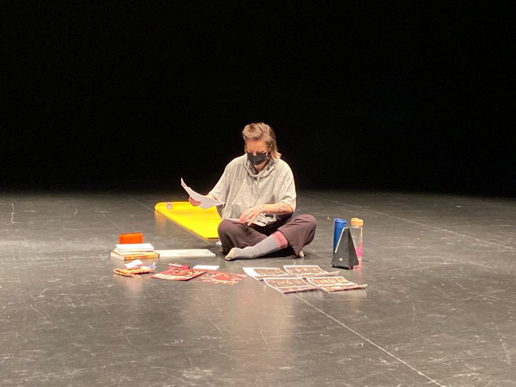 Malgré les mesures sanitaires en vigueur, le plateau du Centre de Création Diffusion de Gaspé (CCDG) prend vie cette semaine. Du 4 au 9 janvier, l’artiste locale Gabrielle Hélène Coulter est en résidence de création sur la scène du CCDG avec un projet en danse contemporaine et exploration numérique. 