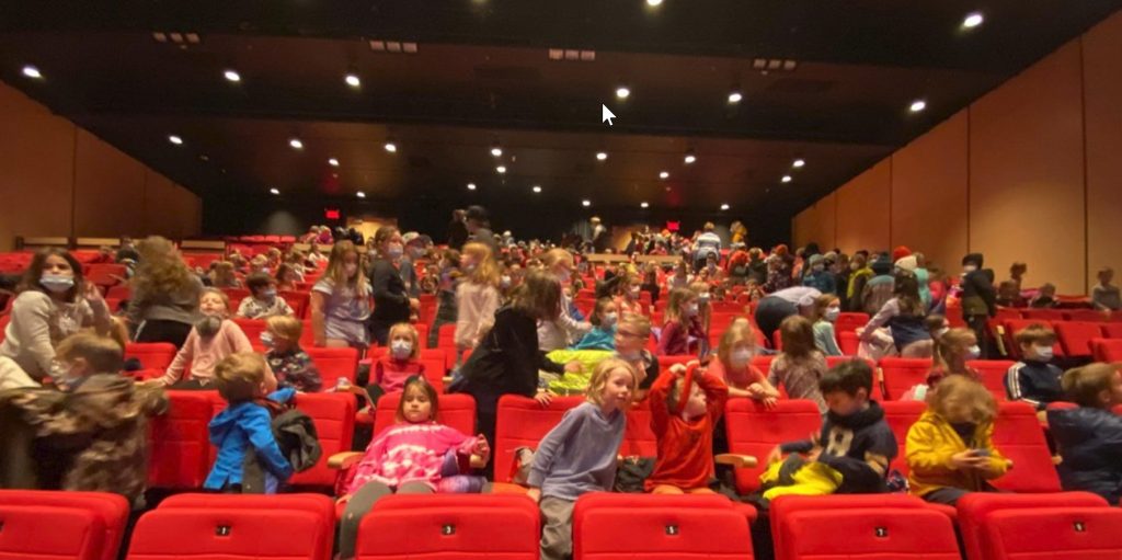 Le CCDG a à cœur de rendre accessible les arts de la scène aux jeunes de notre communauté et de contribuer à leur éveil et à leur ouverture sur le monde. Alors que les salles du Québec s’apprêtent à rouvrir leurs portes, le CCDG offre aux enseignants et leurs élèves un élan de culture pour le dernier droit de l'année scolaire! Après tout, eux aussi vivent une année mouvementée! 