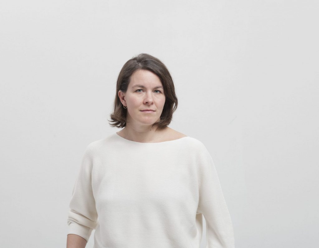 Avec CCDG Espaces Ouverts, le Centre de Création Diffusion de Gaspé rend accessible le processus créatif et joue les entremetteurs entre l’artiste et le public. Peu de créateurs incarnent cet esprit de performance publique comme le fait Caroline Laurin-Beaucage.