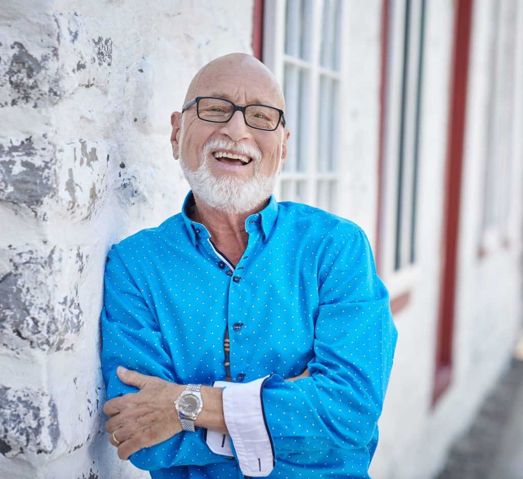 Patrick Norman est au cœur d’une tournée pour son plus récent album, Si on y allait, un périple sur les routes et les scènes du Québec qui s’apparente à une tournée d’adieu et, paradoxalement, à un nouveau départ.