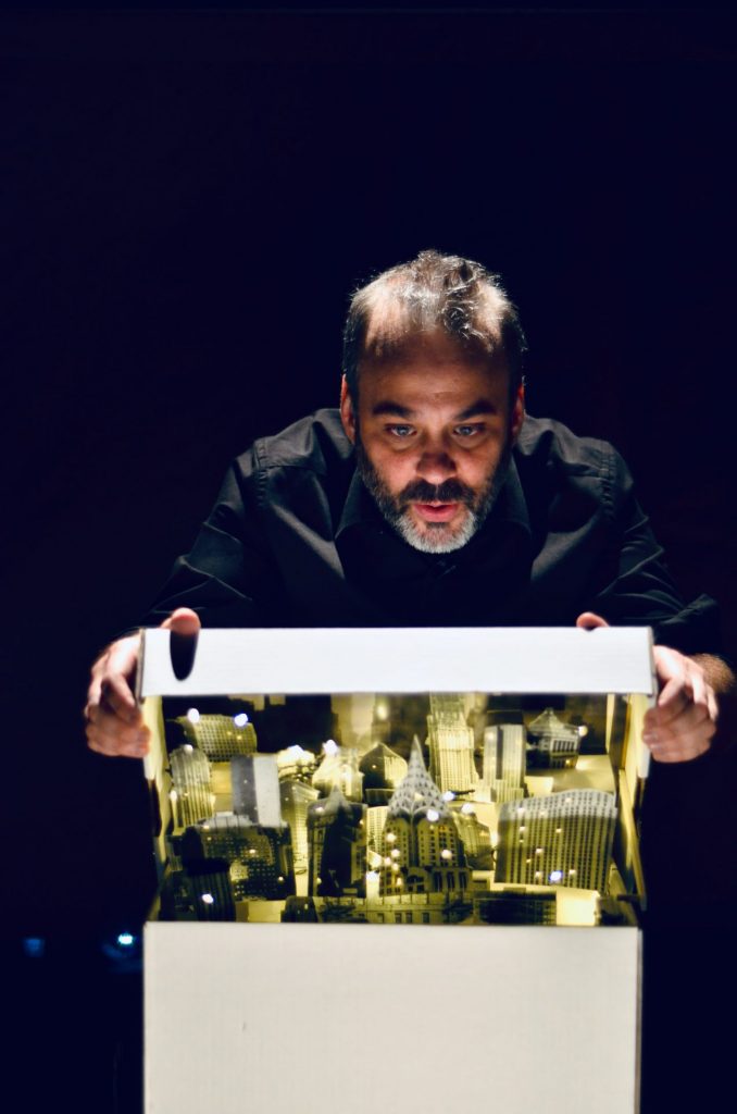 Auteur, comédien, marionnettiste, Jocelyn Sioui nous propose avec Mononk Jules une création unique qui explore les racines autochtones de l’artiste en scrutant la vie de son grand-oncle Jules Sioui et son rôle dans l’histoire canadienne.