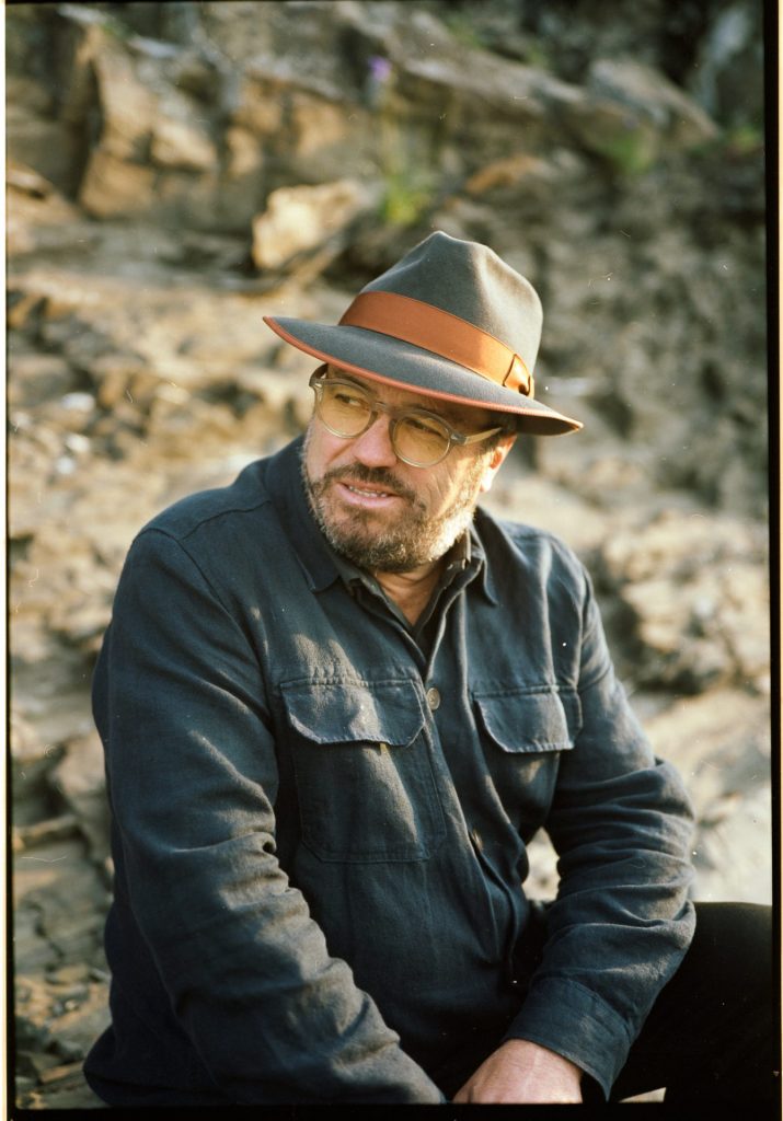 Le CCDG est emballé d’accueillir l’auteur-compositeur-interprète Alan Côté à Gaspé, qui finalisera le temps d’une résidence artistique les 8 et 9 mars prochains la mise en scène de son tout nouveau spectacle, accompagné de Michel Faubert et de ses cinq musicien-nes.