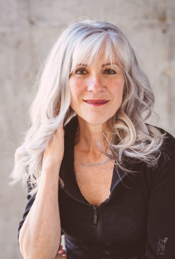 Michelle Allen est l’autrice de certaines des séries les plus marquantes d’une télé québécoise qu’on sait foisonnante. Ses études en médecine ne la destinaient pas à signer des scénarios phénomènes comme Fugueuses, Destinées ou L’échappée…